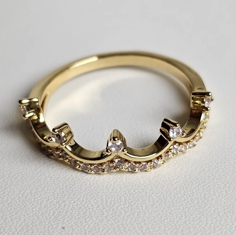 Crown design cubic zirconia gold tone fashion ring size 9